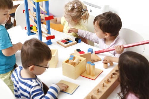 Giáo dục Montessori là gì? Phương pháp chăm dạy trẻ toàn diện